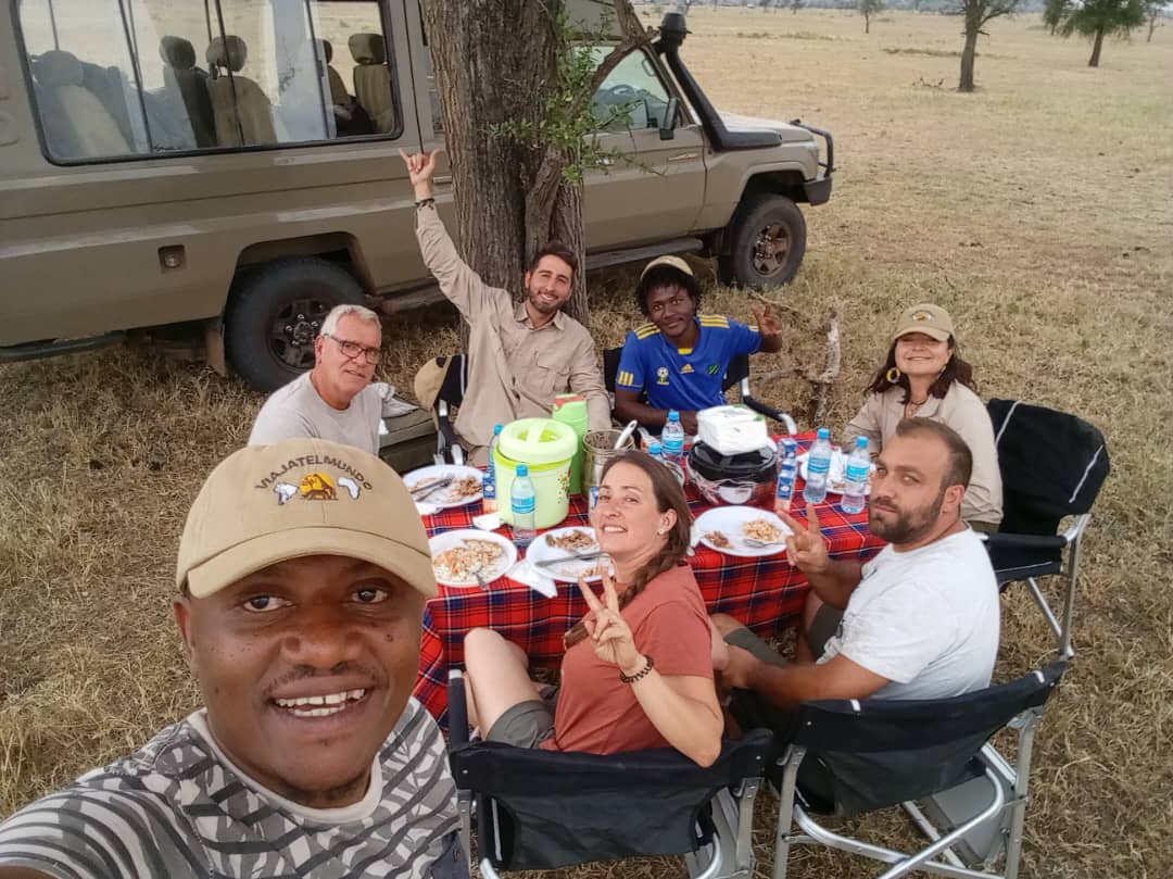 Day trips group joining safari tour with alexandar safari guide